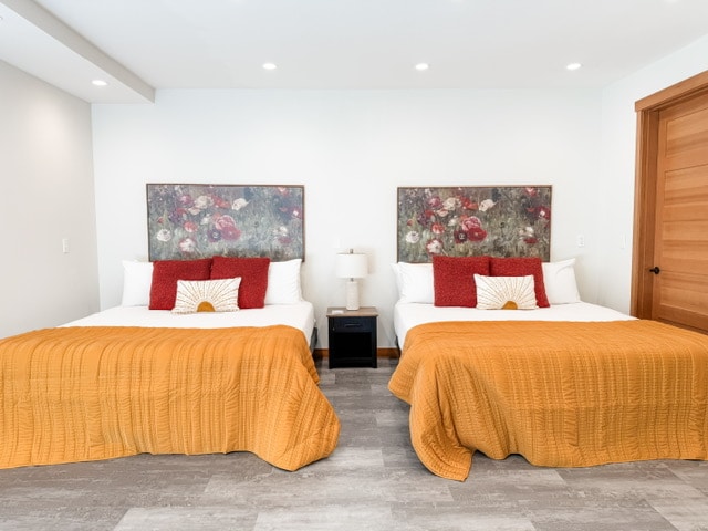 غرفتا نوم بسريرين بحجم كبير وأريكة نوم بحجم كبير