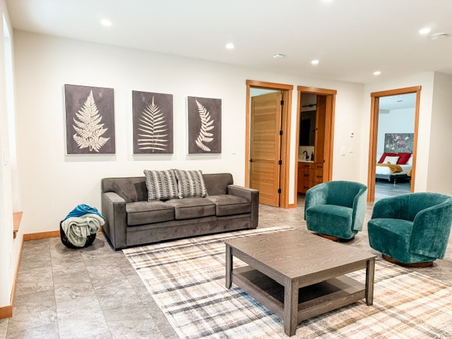 غرفة معيشة في الطابق السفلي، أريكة نوم بحجم كوين