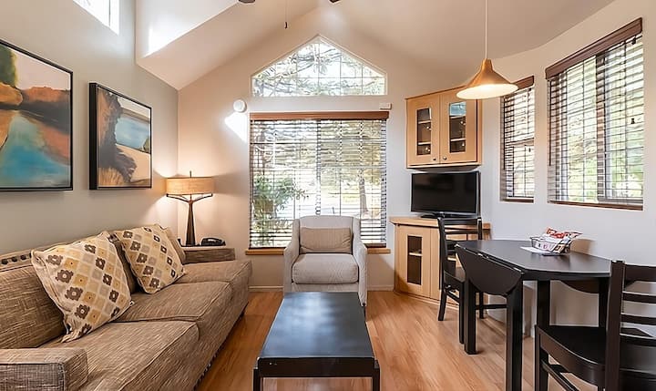 Your Private Napa Getaway! Parking, Onsite Pool! - Napa, CA