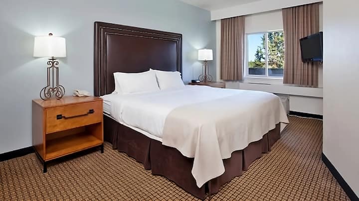 3 Units | Pool, Spa & Free Parking - Redmond, OR
