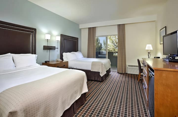 Canyon Rim Stay | 4 Units | Pool & Free Parking - Redmond, OR