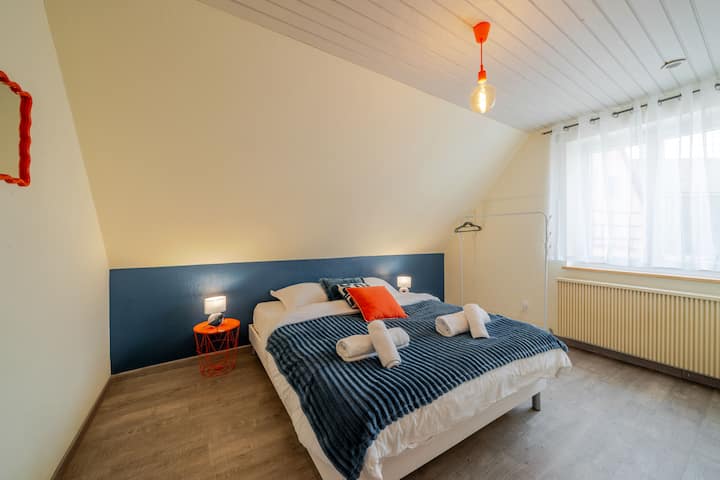 Lit douillet + déco couleur = un réveil en forme