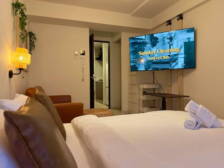 Opustite se u krevetu i uživajte u televiziji – zidni nosač omogućuje vam da prilagodite smjer prema želji.