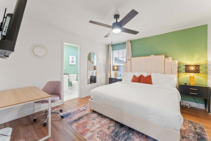 غرفة نوم رئيسية مع مرتبة بحجم كينج وتلفزيون ذكي 43 بوصة