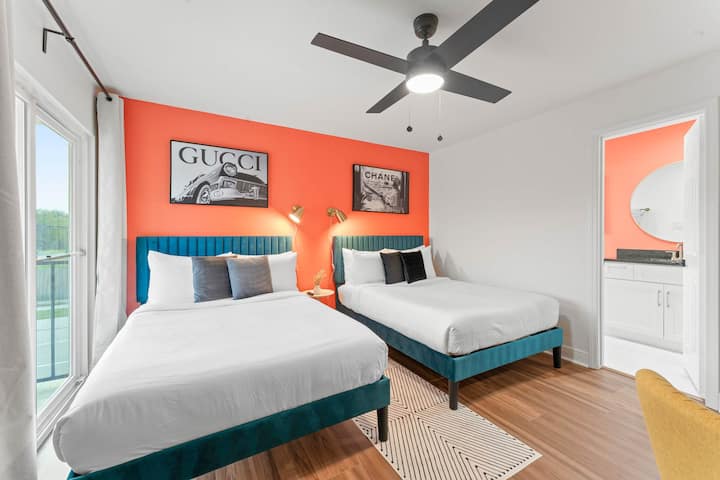 غرفة نوم للضيوف مع سريرين كاملين وتلفزيون ذكي 43 بوصة