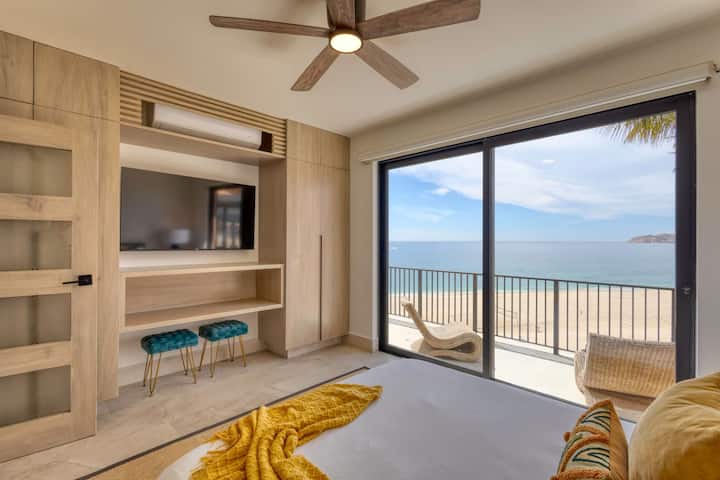 Vista de TV en el dormitorio: habitación frente al mar con TV y almacenamiento incorporado.
