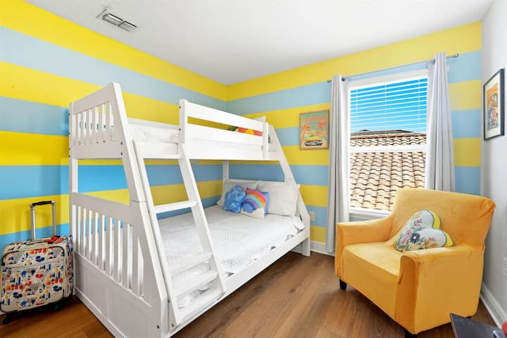 Chumba cha Kijana cha Zamani (Kitanda kamili + Kitanda cha mtu mmoja = Kitanda cha ghorofa) Burudani ya Retro Disney yenye rangi za kuvutia na mvuto wa kumbukumbu.