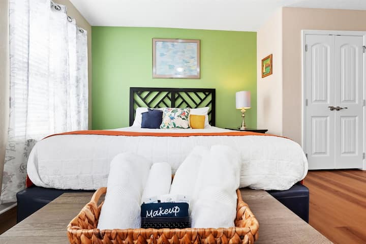 Chumba kilichohamasishwa na Polynesia. Kitanda cha malkia- bafu kamili la pamoja. Joto la kitropiki na utulivu wa kisiwa- mapumziko ya amani.