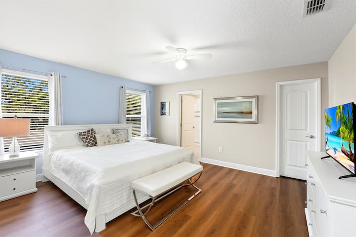 Chumba cha kupendeza cha Grand-Inspired (Bafu la King Ensuite) Chumba cha kupendeza cha stye cha hoteli ya kifahari chenye mwonekano laini na haiba ya kudumu.