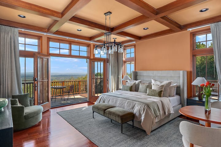 ️Despiértate con amaneceres dorados y vistas a la montaña desde la lujosa suite principal, completa con balcón privado y decoración de primer nivel.
