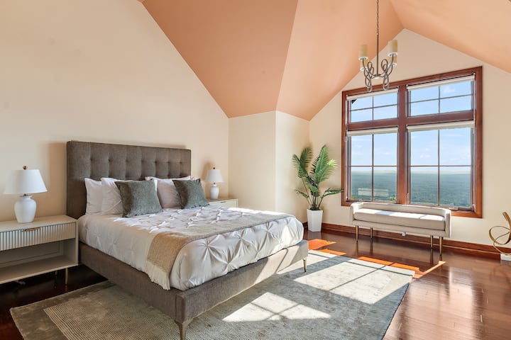 ✨ Descansa con comodidad y estilo: ropa de cama lujosa, luz suave y horizontes panorámicos justo afuera de tu ventana.