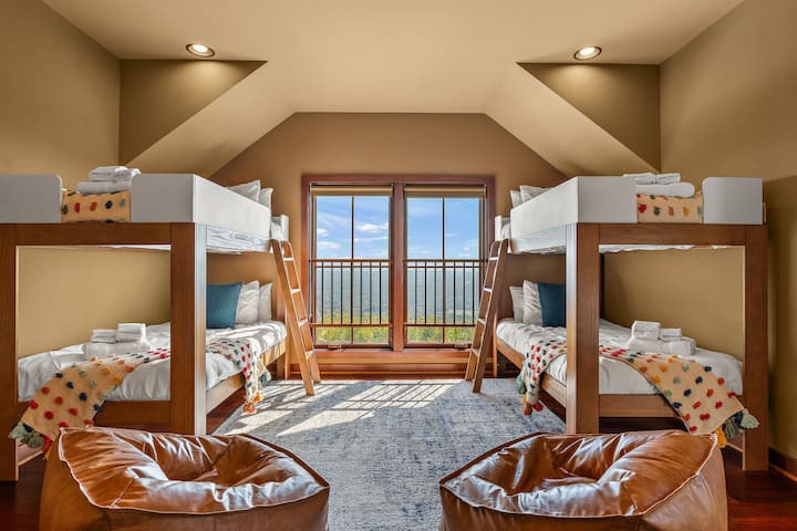  Un lugar de ensueño para dormir: a los niños y amigos les encanta esta divertida habitación con literas con su propio balcón con vista a la montaña.