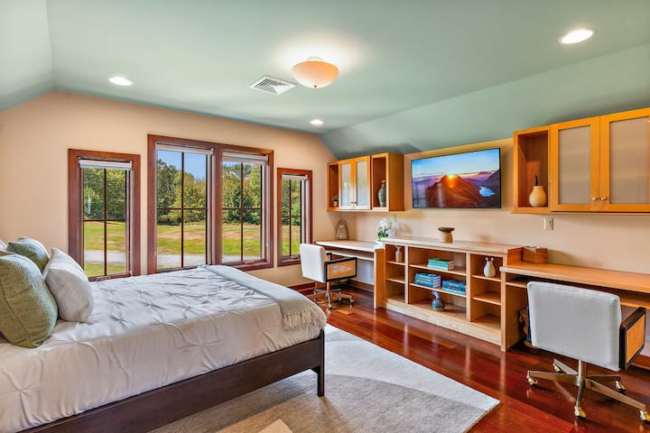  Despiértate inspirado: un dormitorio sereno con espacio de trabajo y vistas impresionantes justo afuera de tu ventana.