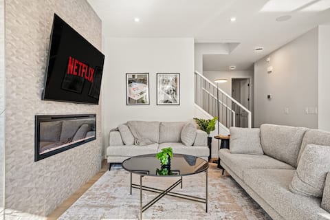 Top performing Airbnb: 7 BR Luxury Home» Central AC» 100" Projector in Glacier Ridge
