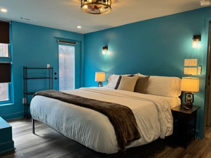 غرفة نوم رئيسية مجوفة مع فناء خاص وحمام داخلي