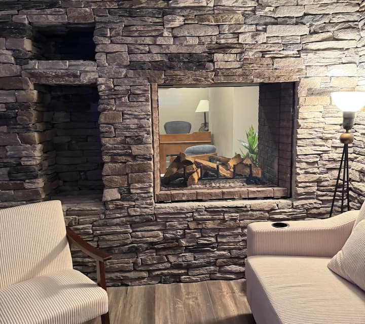 Echa un vistazo a la oficina de la alcoba a través de la chimenea.
