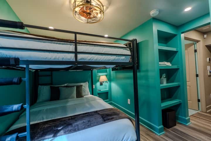 غرفة نوم ألكوف مع سريرين (2) سريرين بطابقين وحمام خاص