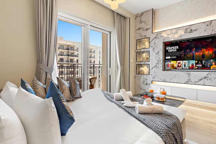 Მისაღები სივრცე გასაშლელი დივნით, რომელიც იტევს ორ ადამიანს 