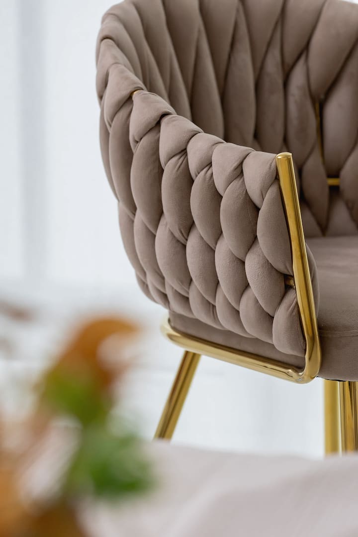 פרט של כיסא קטיפה עם רגליים זהובות.