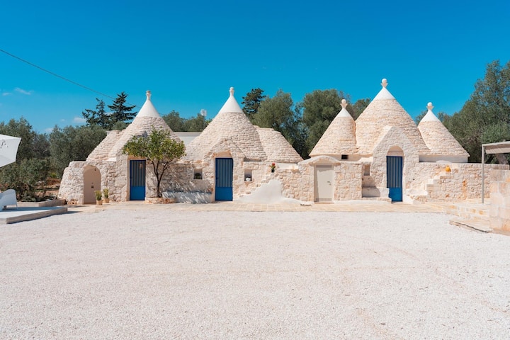 Trulli Scacciapensieri Con Piscina - Apúlia