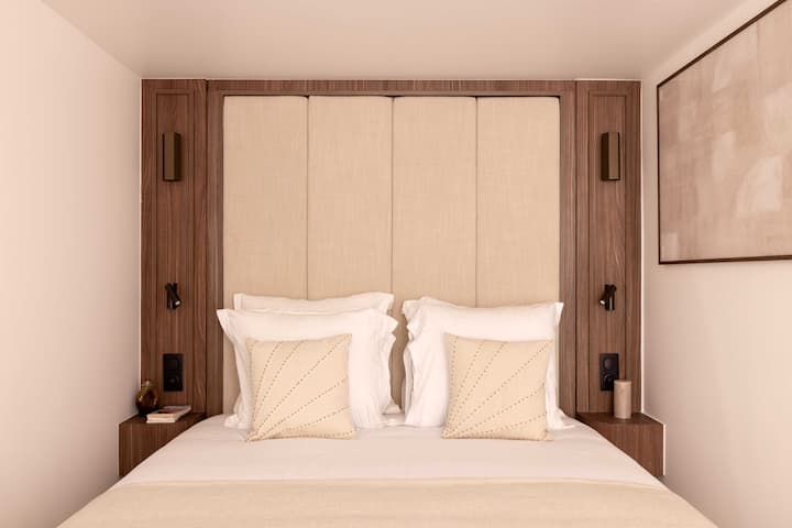 პირველი საძინებელი 150‑179 სმ ზომის საწოლით, მეორე კი ტელევიზორით.