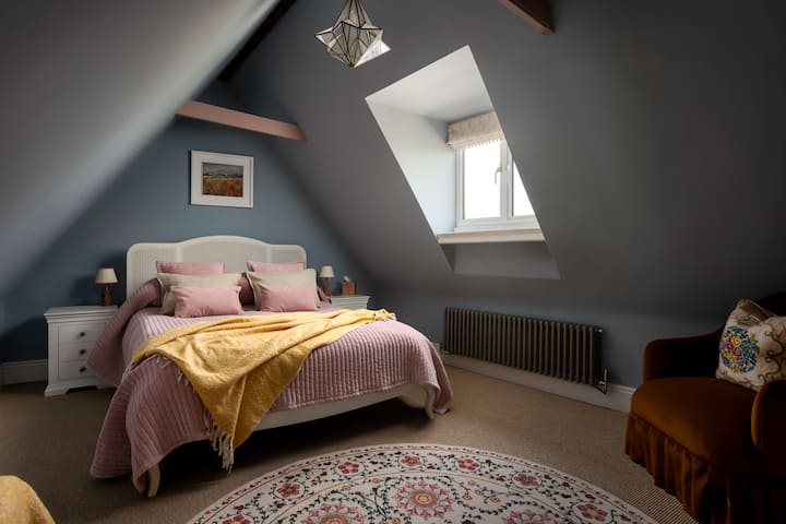 2. spavaća soba u seoskoj kući May s bračnim krevetom (širine 180 – 200 cm)