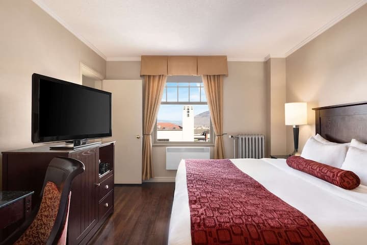 Plaza Hotel L Family Suite L King + Twin Beds - Kamloops