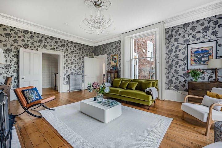 7-bed Hertford House — Cinema, Hot Tub, Sleeps 13 - Stevenage
