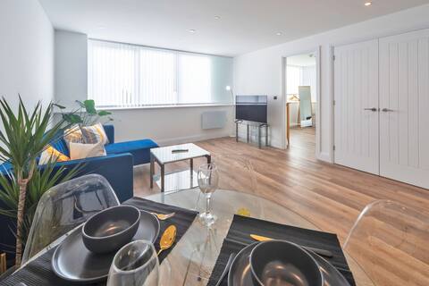 Popular Airbnb listing: Contemporary & Bright 1 Bed Apartment in Gravesend in Cobham