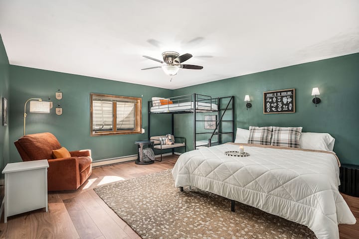 Стая с двуетажно легло и горно двойно легло, уютен стол за четене и достатъчно място за семейни престои.