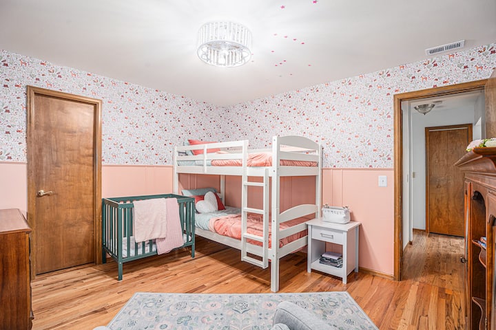 Голяма открита трапезария и зона за развлечения с изглед към боровете — идеална за събирания и нощни игри.