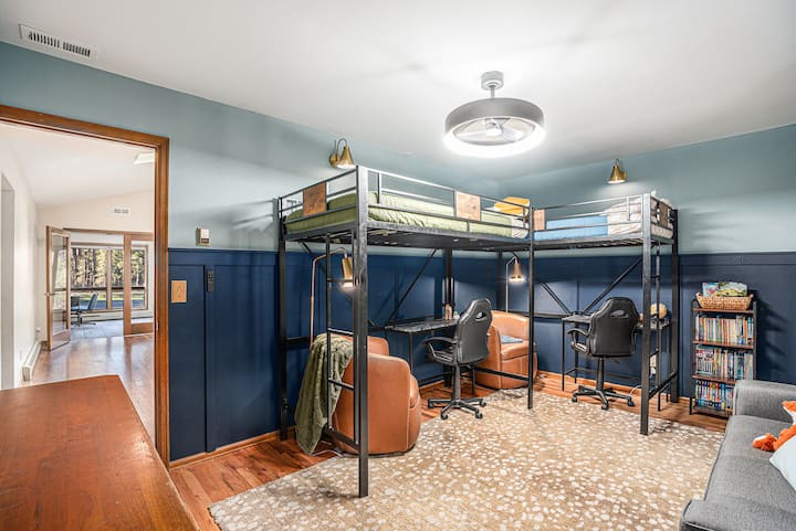 Забавна стая с двуетажни легла, предназначена за семейства и групи – уютна, стилна и идеална за деца.