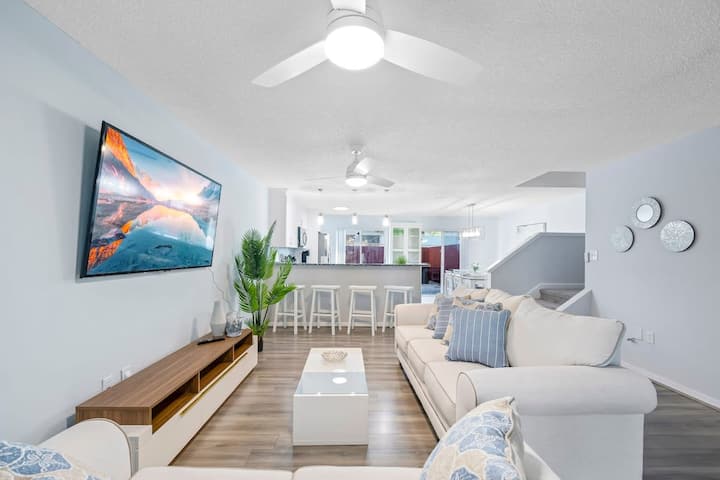 Stylish Townhome W Hot Tub | 5 Min Walk To Beach - Cape Canaveral, FL