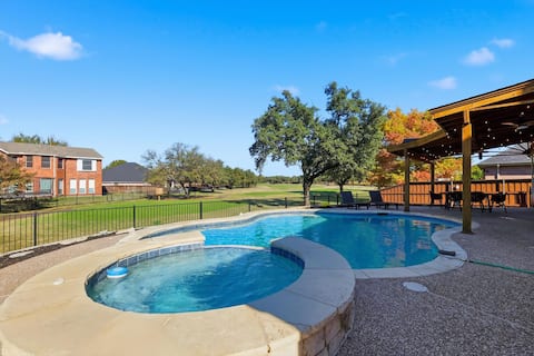 6BD Luxury Retreat w Backyard & Access Golf Course