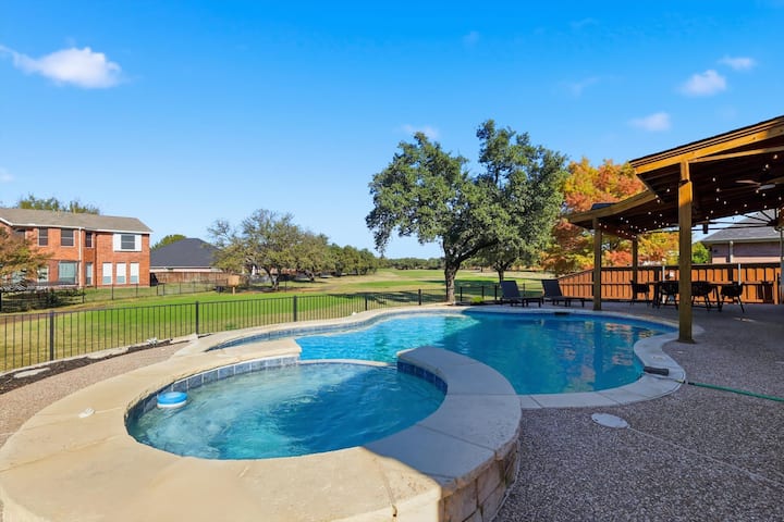 6BD Luxury Retreat w Backyard & Access Golf Course