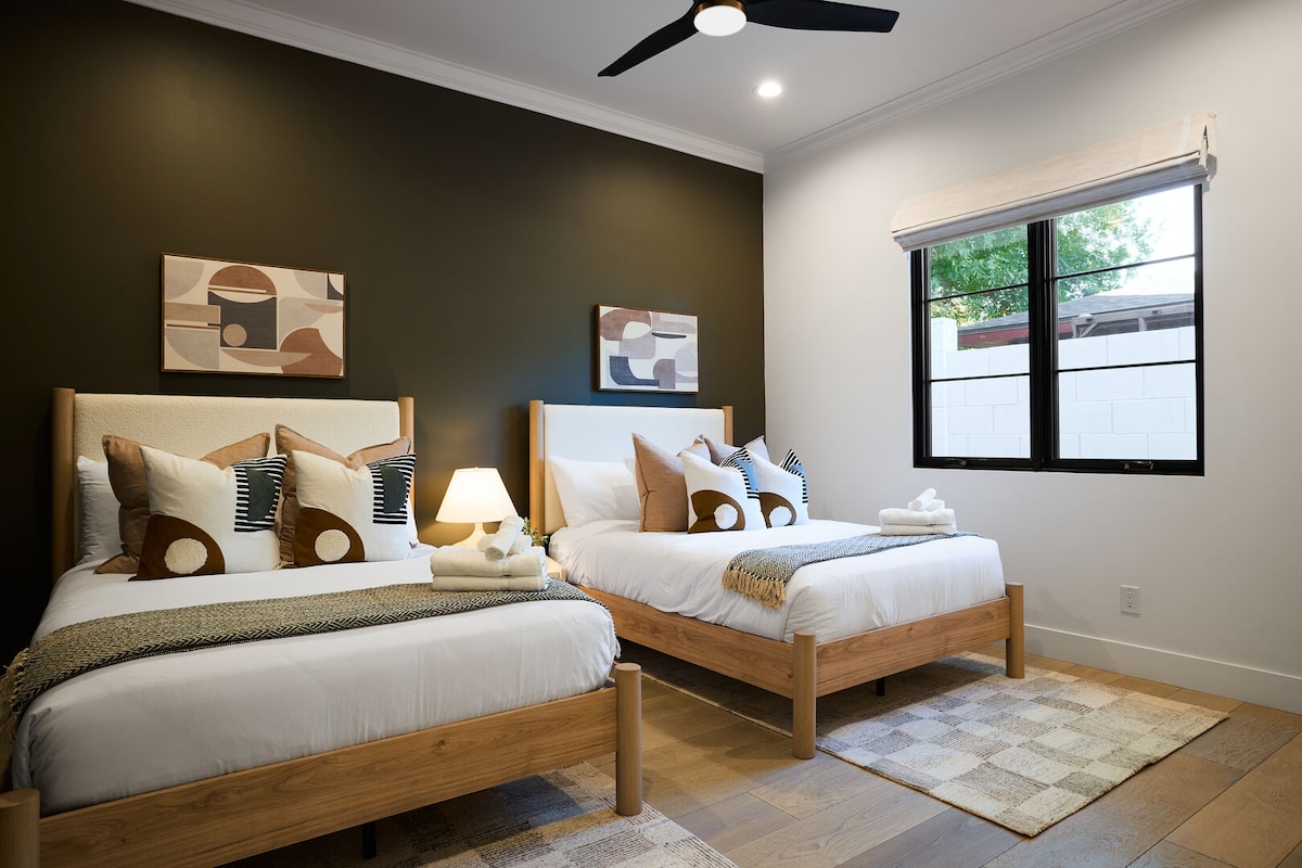 3r dormitori amb 2 llits complets i un armari.