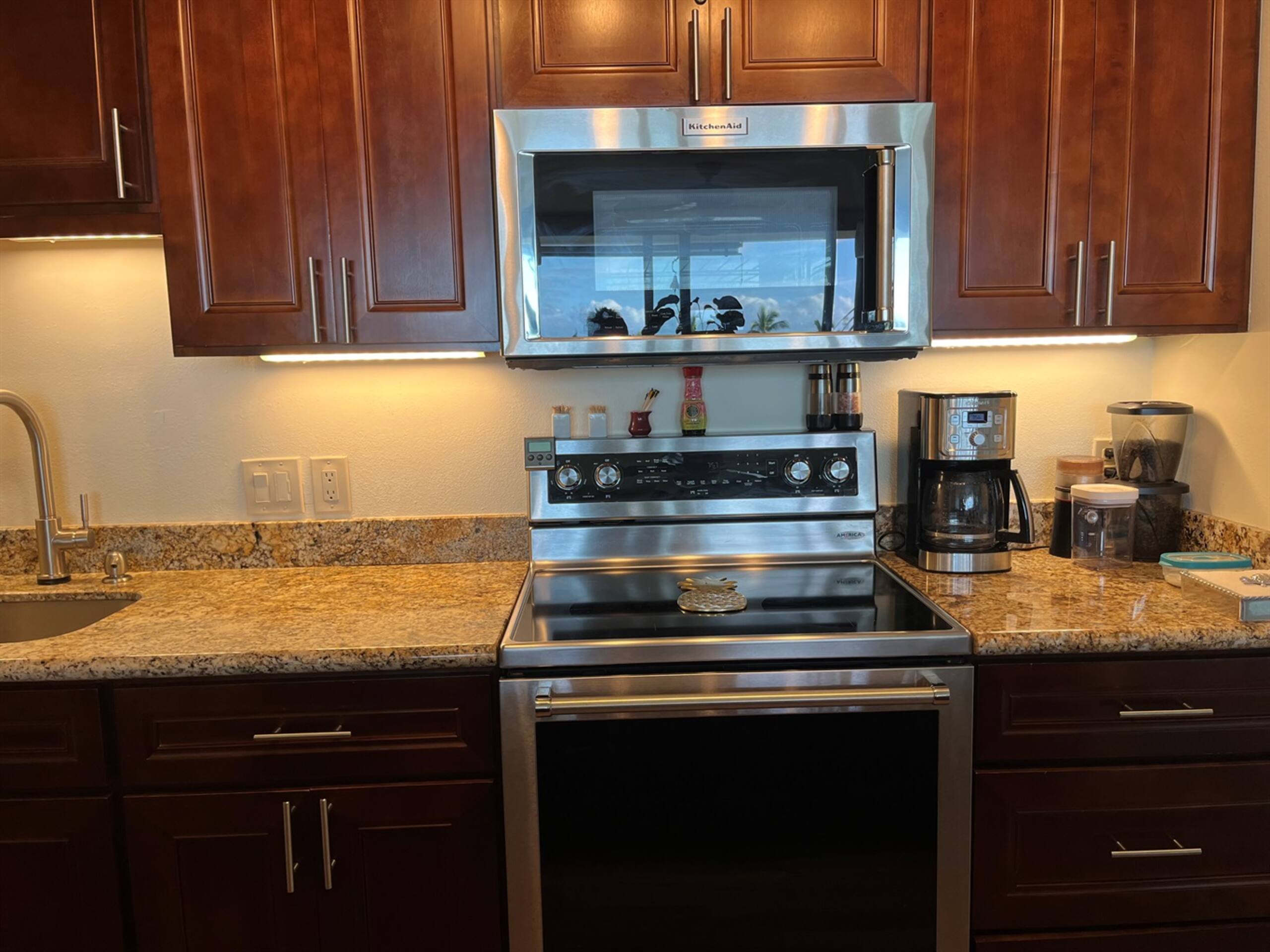 Oceanview Penthouse: Peaceful Upscale Escape, View - Image 24