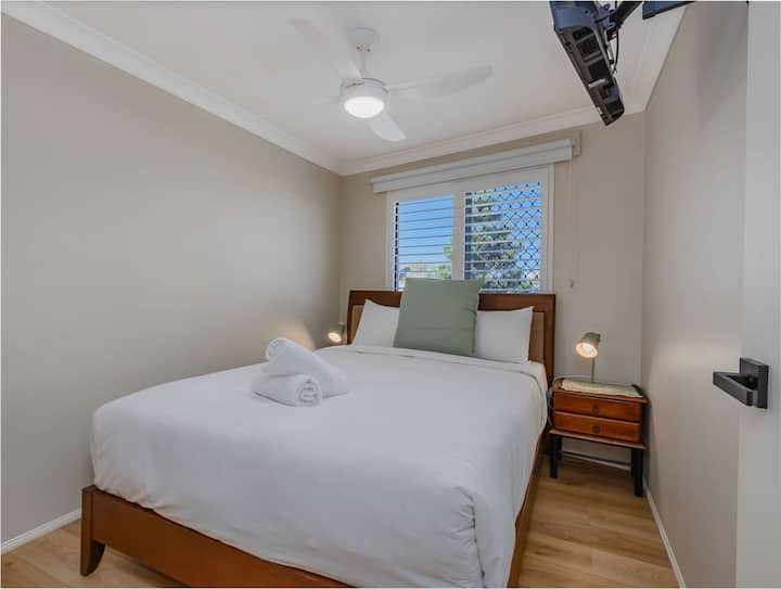 Queen ‑ ის საწოლი უზრუნველყოფს კომფორტს წყვილებისთვის, მეგობრებისთვის ან ოჯახებისთვის.