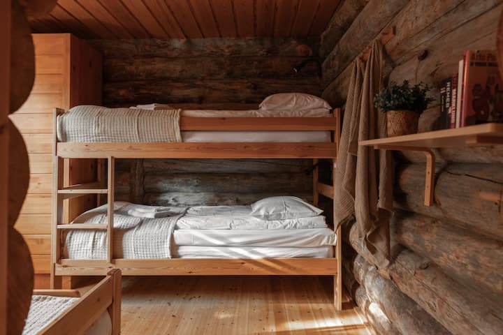  la segunda ofrece una litera para dos más una cama individual, perfecta para familias o grupos.