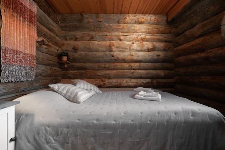 El primer dormitorio cuenta con una cómoda cama doble de 140 cm.