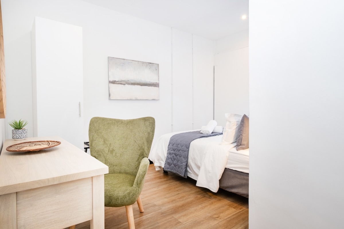 Спалня 2 с единичен гардероб 