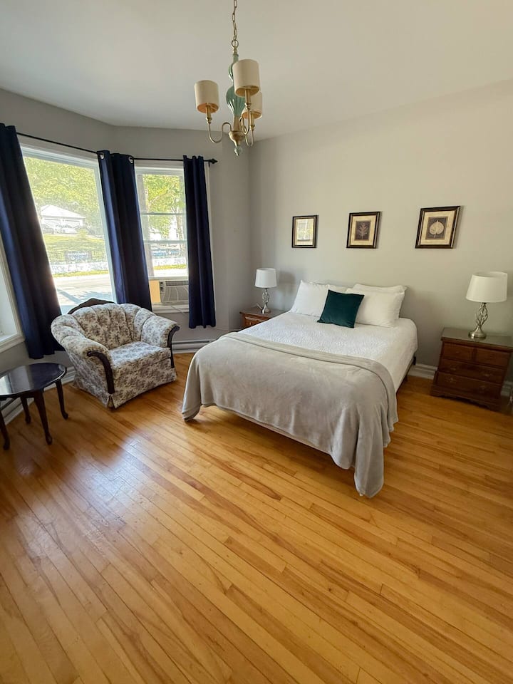 Udobno se smjestite u naslonjač s dobrom knjigom ili se jednostavno opustite u ovom mirnom prostoru.