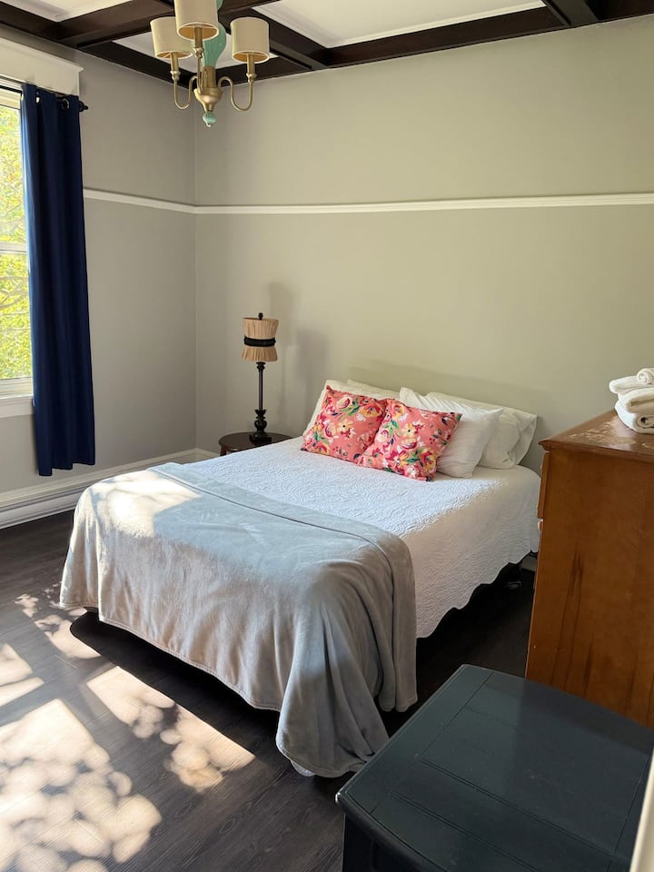 Utonite u slatke snove u ovoj šarmantnoj spavaćoj sobi koja je uređena tako da se u njoj možete potpuno opustiti.