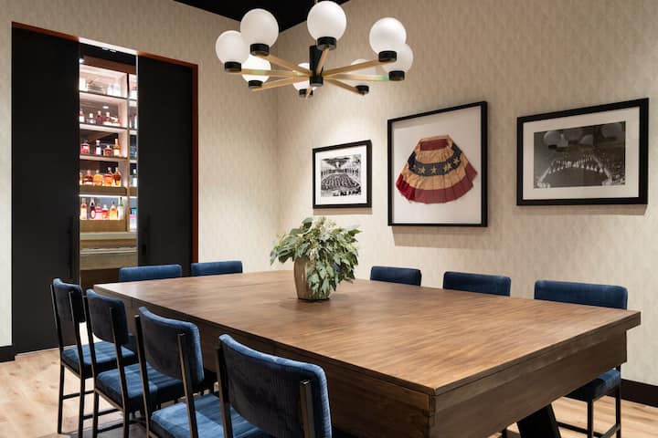 Origin Kc | King Room | Near Bar K & Stadium - Kansas City, MO