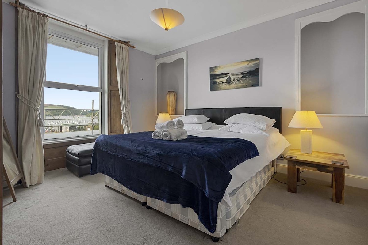 Probudite se uz vodu! Ova luksuzna soba ima veliki bračni krevet i pruža prekrasan pogled na rijeku.