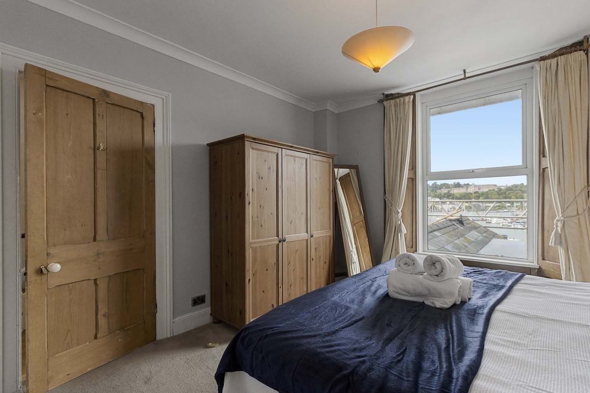 Fleksibilna i prostrana. Ova soba ima veliki bračni krevet (može se zamijeniti za dva odvojena kreveta) i dodatni krevet za jednu osobu. Idealno za obitelji ili prijatelje.