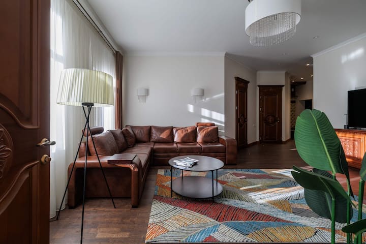 Táto masívna pohovka sa rozťahuje na manželskú posteľ veľkosti King!