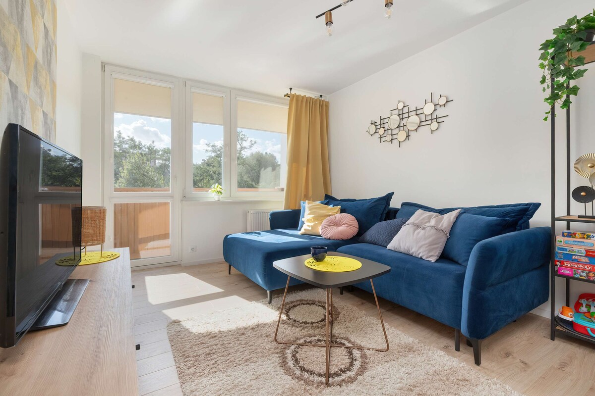 Obývacia izba ponúka pohodlnú pohovku a televízor. 