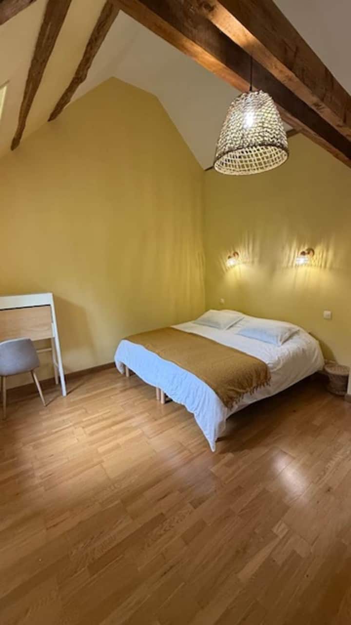 Dhomë gjumi 1 me tavolinë dhe dhomë veshjeje