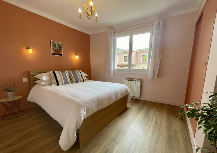 Amplia habitación con cama de 140 x 190 cm